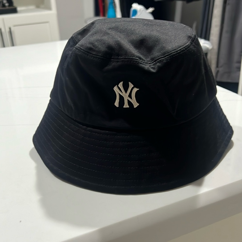 MLB NY logo bucket hat, NWOT never used,black, size S. Gorgeous, hard find.